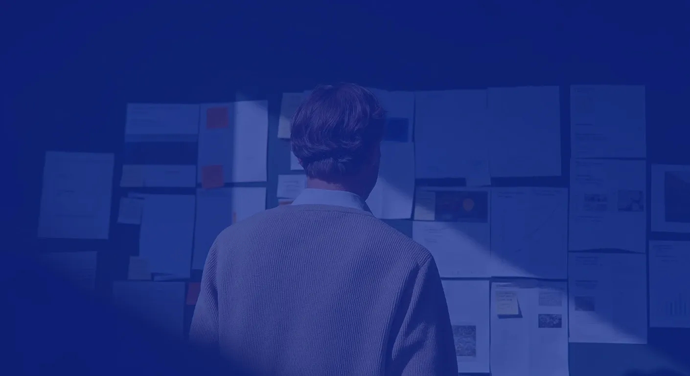 une personne en face d'un mur de documents